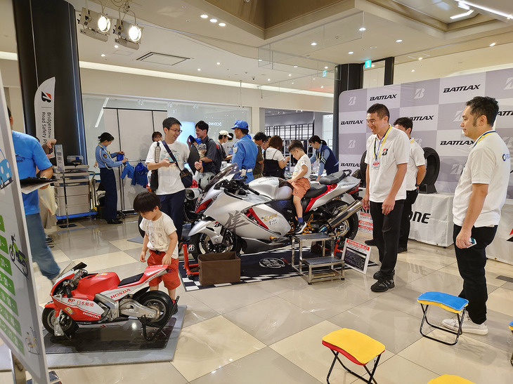 スズキのスーパーバイク「GSX1300Rハヤブサ」が展示され、こちらも乗車体験ができた。同車両は、ブリヂストンがバイク用タイヤのPRのために所有するもので、各部にカスタムが施されたスペシャルな一台だったこともあり、バイク好きの大人たちから注目を集めていた。