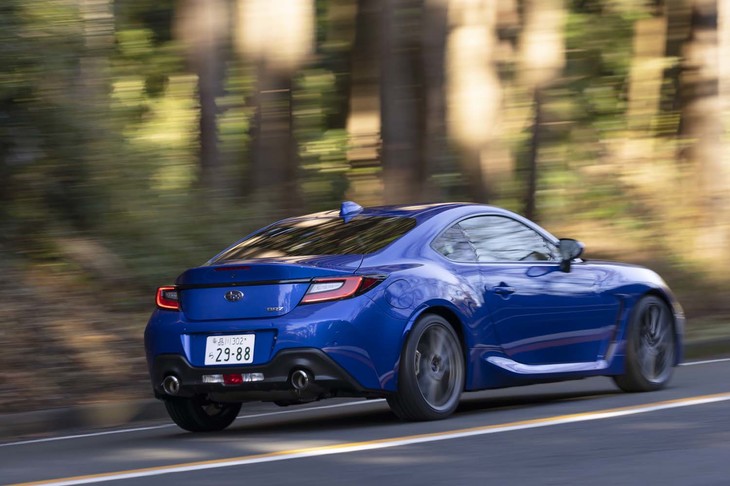 【スバルBRZ Sのスペック】
	ボディーサイズ：全長×全幅×全高＝4265×1775×1310mm／ホイールベース：2575mm／車重：1290kg／駆動方式：FR／エンジン：2.4リッター水平対向4 DOHC 16バルブ／トランスミッション：6段AT／最高出力：235PS（173kW）/7000rpm／最大トルク：250N・m（25.5kgf・m）/3700rpm／タイヤ：（前）215/40R18 85Y／（後）215/40R18 85Y（ミシュラン・パイロットスポーツ4）／燃費：11.7km/リッター（WLTCモード）／価格：343万2000円
	
	【取材時の燃費データ】
	テスト距離：256.9km（市街地1：高速道路7：山岳路2）／使用燃料：28.2リッター（ハイオクガソリン）／参考燃費：9.1km/リッター（満タン法）／9.9km/リッター（車載燃費計計測値）