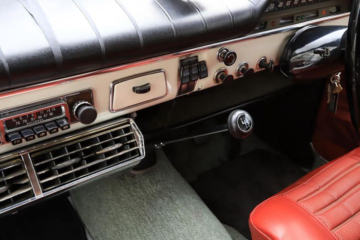 運転の仕方は普通のMT車と共通。トランスミッションは左上がリバースのフロアシフト式4段MTで、パーキングブレーキのレバーは運転席の右側に備わっていた。