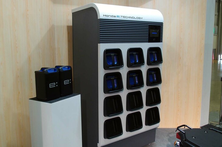 交換式バッテリー「モバイルパワーパックe：」と、その交換ステーション。