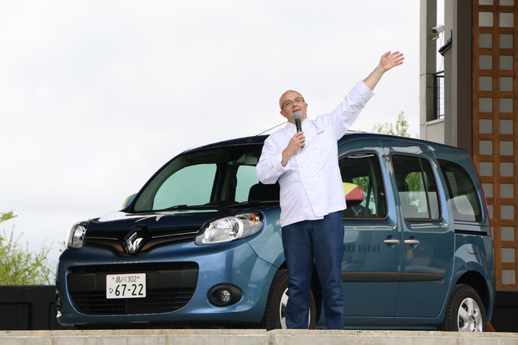 フランス菓子の名店「ピエール・エルメ・パリ」の新しいコラボカーもお披露目された。東京・青山の本店付近で、運が良ければ目撃できるはず。