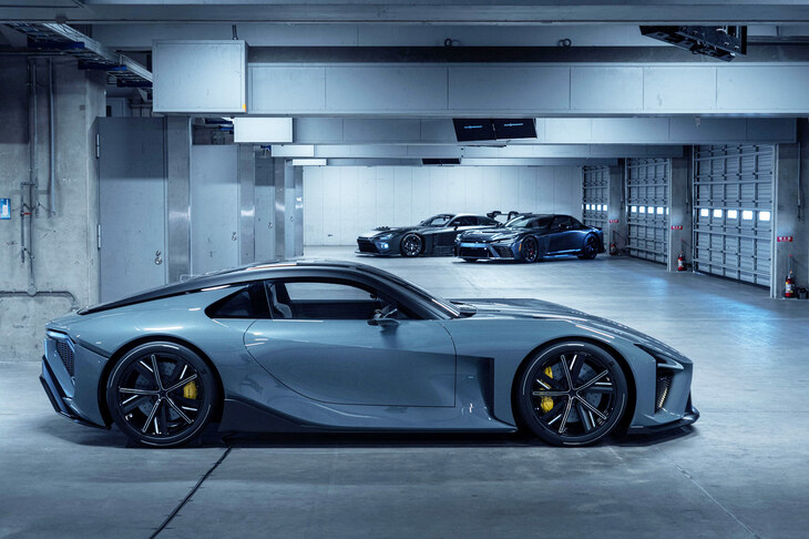 「レクサスLFAコンセプト」（写真手前）と、「トヨタGR GT」（同奥左）および「GR GT3」（同奥右）。