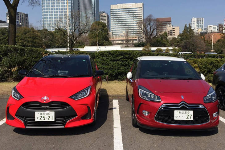 「ヤリス ハイブリッド」（左）と「シトロエンDS3」（右）。