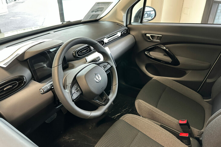 「T03」の前席。同車には3基のカメラや5基のレーダーなどを用いた運転支援システムが装備される。