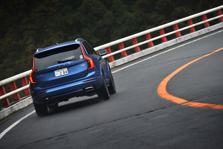 今回試乗した「T6 AWD R-DESIGN」は、同車専用の内外装デザインや装備を特徴とするスポーティーグレードに当たる。