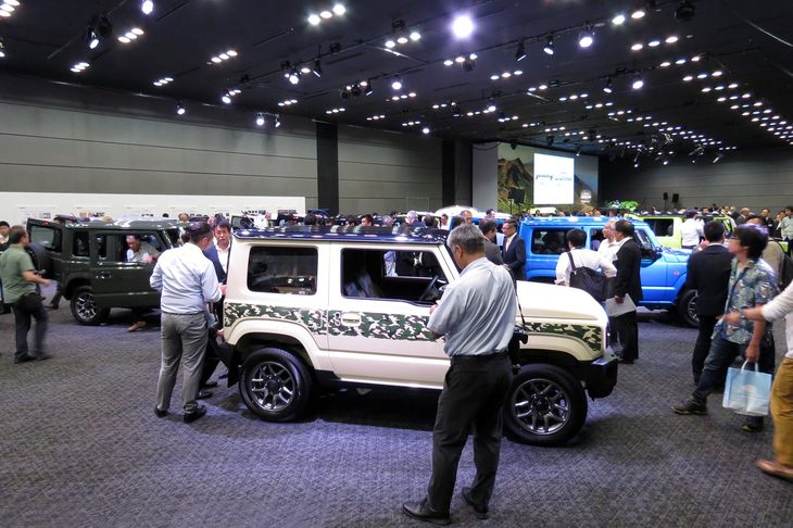 発表会が終わり、いよいよ実車確認の時間に。いつにも増して多かった来場者が、展示者両で新型「ジムニー／ジムニーシエラ」の出来栄えをチェックする。