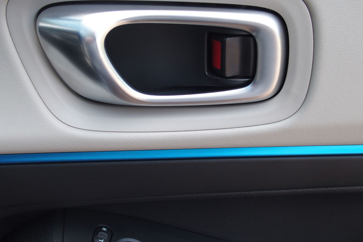 ホンダ・ヴェゼルe：HEV Z PLaYパッケージ（ドアインナーハンドル）