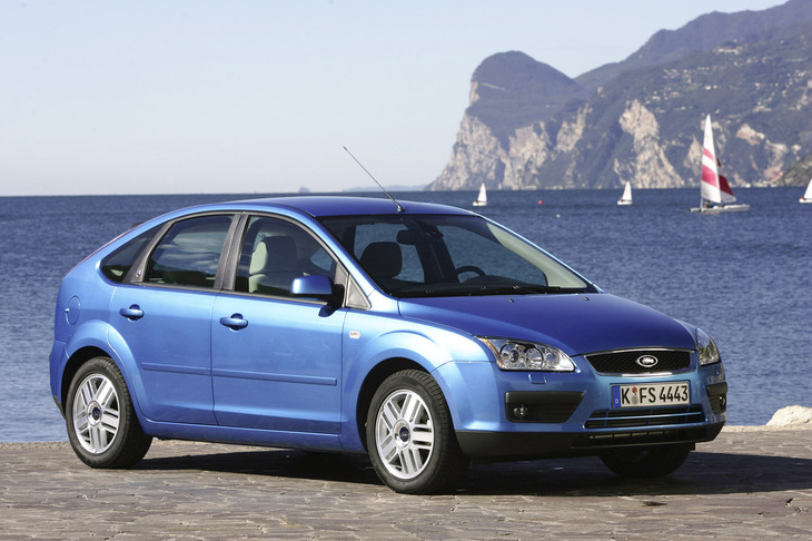 2004年に登場した2代目。ワンモーション形状のルーフは、2003年登場の2代目「トヨタ・プリウス」の影響を受けたか？