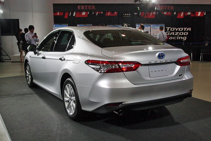 リアまわりは、車体のワイドさを強調するようにデザインされている。