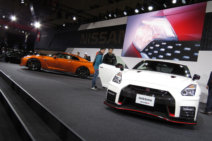 ブース中央のステージには「GT-R NISMO」と「GT-Rプレミアムエディション」が展示されていた。