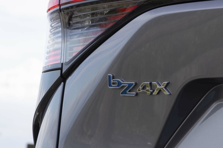 個人向けはサブスクリプションサービス「KINTO」のみでの取り扱いとなる。月額利用料金には消耗品の交換や車検、自動車保険などの費用がすべて含まれる。