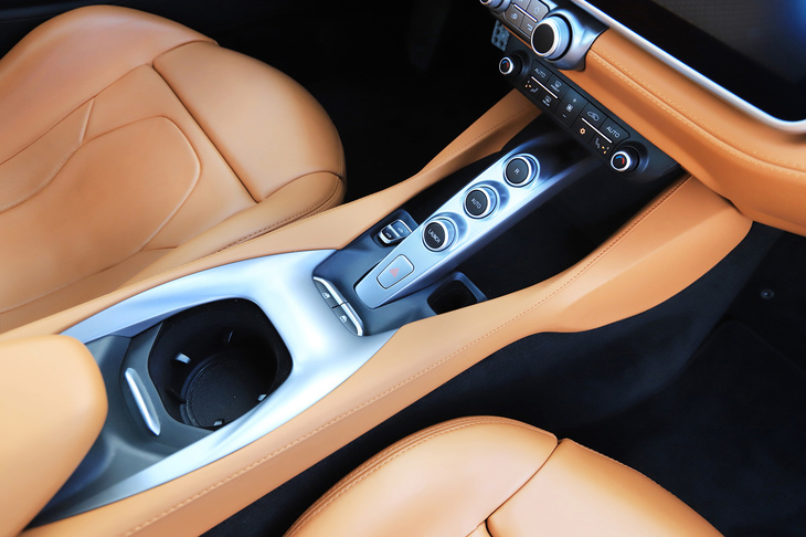 ブリッジ形状のスイッチパネルをセンターコンソール手前に配置。奥からリバース、オートマチックモード、ローンチコントロール、ハザードの各スイッチとなる。ルーフの開閉スイッチは、ハザードスイッチ左横にセットされている。