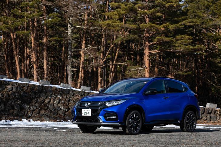 「ヴェゼル モデューロX」には、ハイブリッドのFF車と4WD車、1.5リッターターボのFF車と、計3種類の仕様が用意される。