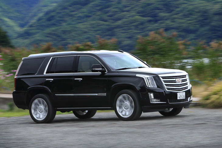 駆動システムにはパートタイム4WDとフルタイム4WDの特徴を併せ持つセレクタブル4WDを採用。走行モードは「2H」「AUTO」「4H」「4L」から選択可能となっている。