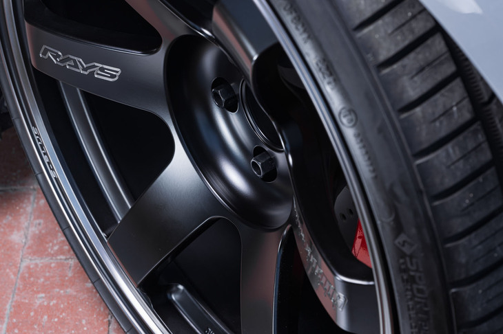 「TE37」シリーズでは、ホイールの表側が中心に向かってくぼんでいく“コンケイブ（concave）”デザインが採用されている。