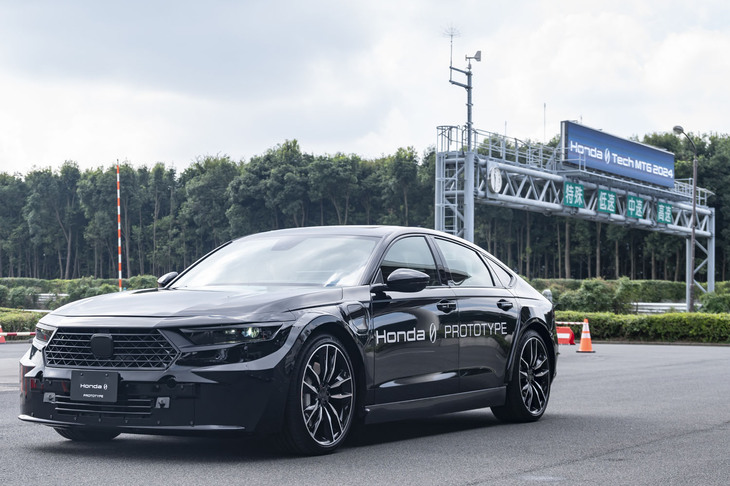 ホンダが2026年にリリースする「0シリーズ」は3モデル。セダンの試作車には「アコード」のボディーが載せられていた。