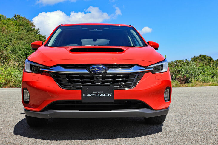 シャープでエッジの効いた「レヴォーグ」のフロントマスクに対し、「レイバック」のそれはややふくよかさを感じさせるもの。フロントグリルのメッキのウイングも、大型化している。