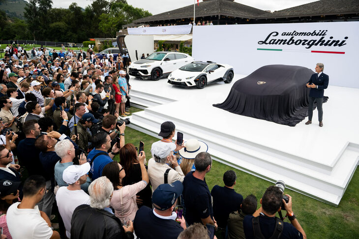 「モータースポーツ・ギャザリング」における「ランザドール」の発表の様子。横に並ぶのは、（写真向かって左から）「ウルス」と「ウラカン ステラート」である。