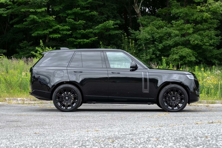 ボディーの全長は5065mmで、ホイールベースは2995mm。どちらの数値も200mm大きいロングホイールベースモデルもラインナップされる。