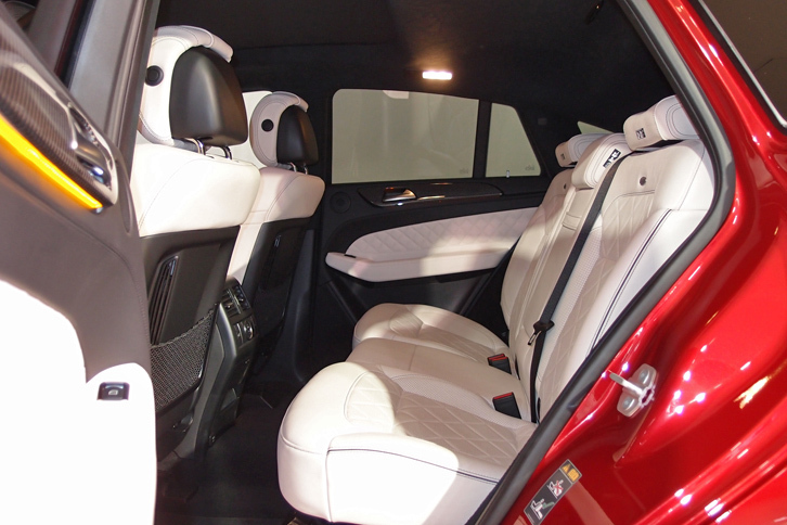 後席の様子。「大人が十分快適に過ごせる空間」とうたわれる。