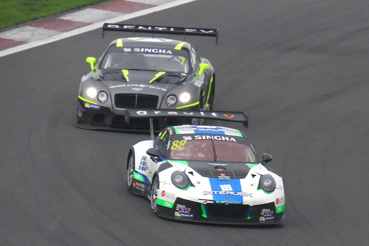 「ベントレー・コンチネンタルGT3」の7号車と、クラフト バンブー レーシングの「ポルシェ911 GT3R」。クラフト バンブー レーシングのポルシェはレース終盤に猛チャージを見せ、3位に入っている。