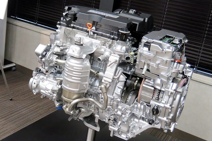 ハイブリッドシステムについては、モーターに加えて2リッター直4エンジンの高出力化も図られている。