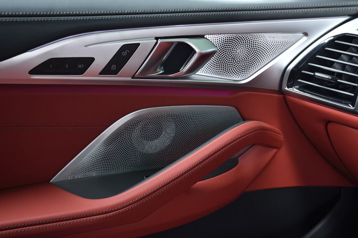 試乗車にはオプションの「Bowers & Wilkinsダイヤモンドサラウンドサウンドシステム」（61万1000円）が装備されていた。10チャンネルで総出力1400WのクラスDアンプが、キャビンに配置された16個のスピーカーを鳴らす。