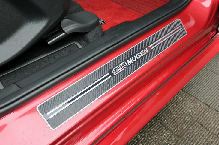 ホンダ・フィット リュクス 無限パーツ装着車（スカッフプレート）