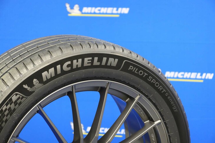 発売時のサイズ展開は、235/45R18 98Y XLから265/45R21 108Y XLまでの計17種類となる。