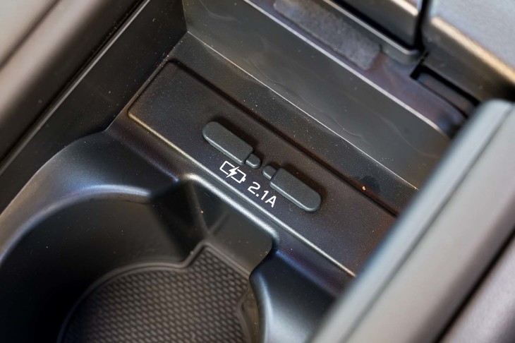 カップホルダーの前方には2基のUSBポートがレイアウトされている。