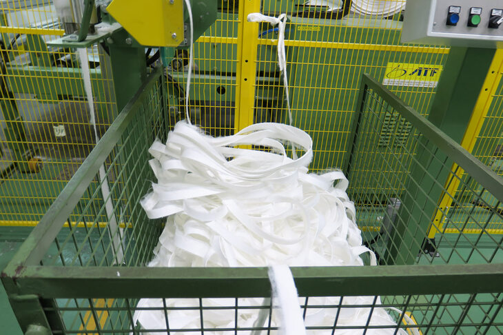 工場から出たアルカンターラ（厳密にはそのもととなる生地）の端切れ。最近では天然素材・再生素材の使用に加え、生産段階で出るこうした廃材の再利用も進められている。