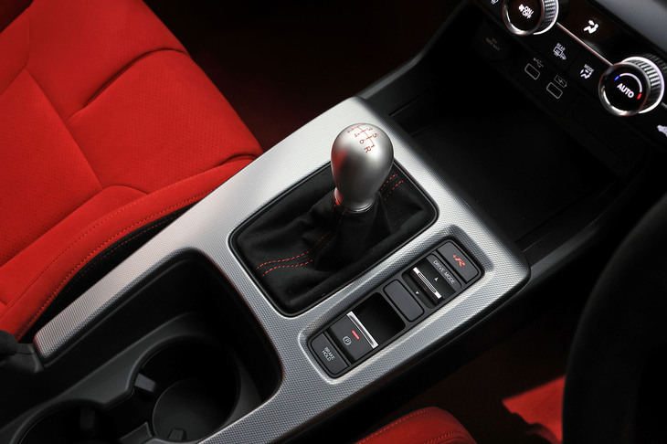 ライバルがDCTを採用するなか、新型「シビック タイプR」は依然として6段MTを採用。柿沼氏はその理由に関し、「シフトを操る喜びを奪いたくなかったから」と語る。