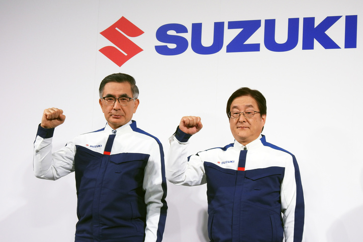 スズキの鈴木俊宏社長（写真向かって左）と加藤勝弘技術統括（同右）。