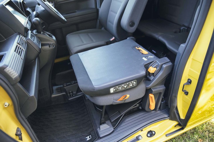 助手席は、背もたれを前方に倒せば簡易テーブルとして活用できる。写真の状態からさらにダイブダウンさせれば、後部荷室と一体のフラットな積載スペースがつくり出せる。