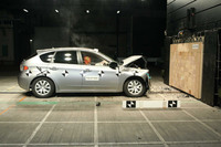 衝突試験をはじめとした、さまざまな指標によって自動車の安全性を評価する自動車アセスメント。日本では1995年に開始され、今日ではウェブサイトや冊子などでその結果が閲覧できるようになっている。