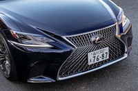 ボンネット上部から、フロントバンパー下にまで及ぶ「スピンドルグリル」を採用するフロントフェイス。ヘッドライトは3眼式のLEDで、ターンシグナルライトは、内側から外側へ0.08秒間隔で流れるように点灯する。