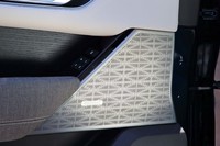 最新の「レンジローバー ヴェラール」は「アクティブ・ロードノイズ・キャンセレーション」を搭載。各ホイールに設置された加速度計がロードノイズを検知すると、スピーカーからその逆位相の音を発生させ、ロードノイズを相殺する。