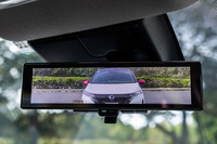 車両後方をカメラで映し出す「インテリジェントルームミラー」は、セットオプションに含まれるアイテム。後席の乗員や荷室の積載物に影響されることなく、後方視界が確保できる。