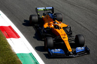 週末を通して超高速コースのモンツァで速さを見せたのがマクラーレン勢。カルロス・サインツJr.（写真）は予選3位からのスタートで2番手に上がりハミルトンの後を追う展開。赤旗中断後のリスタートでも6位から2位にジャンプアップ、ガスリーに猛追を仕掛けるもあと1周足らず僅差で2位。キャリア最高位であることに違いはないが、逃した初勝利に喜びも半分だった。チームメイトのランド・ノリスは、予選6位から4位入賞。マクラーレンはコンストラクターズランキングで3位につけている。（Photo=McLaren）