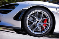 試乗車には前245/35ZR19、後ろ305/30ZR20サイズの「ピレリPゼロ コルサ」タイヤが装着されていた。カーボンセラミックディスクブレーキは標準装備のアイテム。