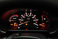 光沢のあるブラックのメーターリングと、赤基調の文字盤を組み合わせた専用デザインのメーターパネル。ここにも「GR」のロゴがあしらわれている。