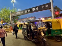 ニューデリー駅のエントランスもオートリキシャでごった返している。