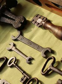 ジュリアーノ＆エミリア夫妻が扱っていた、推定1920年代のフィアットの車載スパナ。