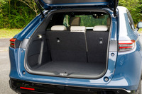 クーペ風のルーフ処理ながらラゲッジスペースには高さ55cm、幅37cmのスーツケースを4つ収納できる。