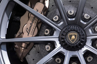 ブレーキには標準でカーボンセラミックディスクが採用されている。サイズは前がφ400×38mm、後ろがφ380×38mm。前には6ピストン、後ろには4ピストンのキャリパーが組み合わされる。制動性能については、100-0km/h制動が30mと発表されている。