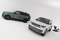 「レンジローバーSVビスポーク1858エディション」（写真向かって右）と、「SVビスポーク バルモラルエディション」（同左）。