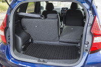 荷室の様子。60：40分割可倒式のシートを前方に倒すことで、容量を拡大できる。