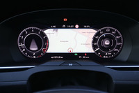 デジタルメータークラスター“Active Info Display”（写真）とヘッドアップディスプレイは、日本市場では上級グレードの「Rライン4MOTIONアドバンス」にのみ装着される。