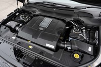 国内向けの「Fifty」は最高出力525PSの5リッターV8スーパーチャージャー付きエンジン搭載モデルのみ。ほかの市場にはプラグインハイブリッドの「P400e」なども用意されている。