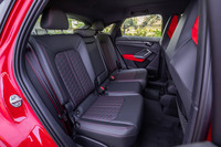 前席と同じくファインナッパレザー仕立てとなる後席。左右の座面と背もたれの中央部分には、「エクスプレスレッドステッチ」と呼ばれる六角形をモチーフとしたステッチが入っている。